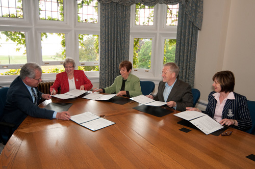 Vancouver Island Institutions sign Collaborative Agreement