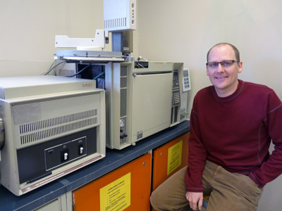 Blair Surridge from Applied Chemistry & Biotechnology with the gas chromatograph mass spectrometer.