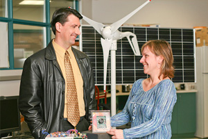 Eric Sehn talking to Engineering Tech instructor, Joyce van de Vegte.